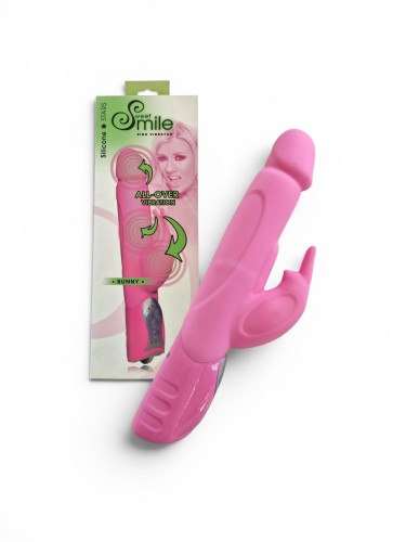 Rotacyjny wibrator BUNNY SWEET SMILE wykonany z miękkiego silikonu medycznego zapewniającego komfortową stymulację.